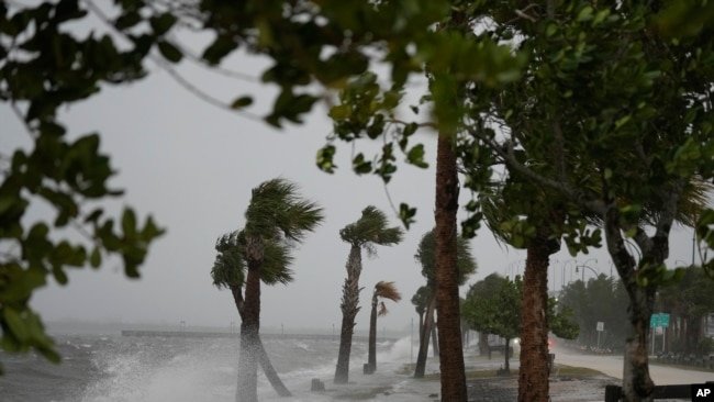 Las olas rompen en la costa a lo largo de Jensen Beach Causeway con la llegada del huracán Nicole, el 9 de noviembre de 2022, en Jensen Beach, Florida.
