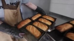 Лебот како симбол за поддршка: Мала пекарница во Киев обезбедува храна за најпогодените од војната