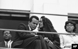 ARHIVA - Hari Belafonte sluša Koretu Skot King, udovicu ubijenog lidera za građanska prava Martina Lutera Kinga, u Memfisu, u Tenesiju, 8. aprila 1968. (Foto: AP/Gene Herrick)