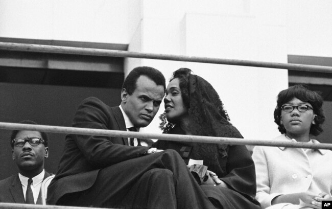 ARHIVA - Hari Belafonte sluša Koretu Skot King, udovicu ubijenog lidera za građanska prava Martina Lutera Kinga, u Memfisu, u Tenesiju, 8. aprila 1968. (Foto: AP/Gene Herrick)