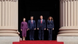 2026년 9월 25일 미국 워싱턴 D.C. 국립문서기록관리청 박물관을 관람하기 위해 도착한 도널드 트럼프 미국 대통령, 멜라니아 트럼프 여사, 시진핑 중국 국가주석, 펑리위안 여사가 취재진을 향해 포즈를 취하고 있다.