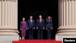 2026년 9월 25일 미국 워싱턴 D.C. 국립문서기록관리청 박물관을 관람하기 위해 도착한 도널드 트럼프 미국 대통령, 멜라니아 트럼프 여사, 시진핑 중국 국가주석, 펑리위안 여사가 취재진을 향해 포즈를 취하고 있다.