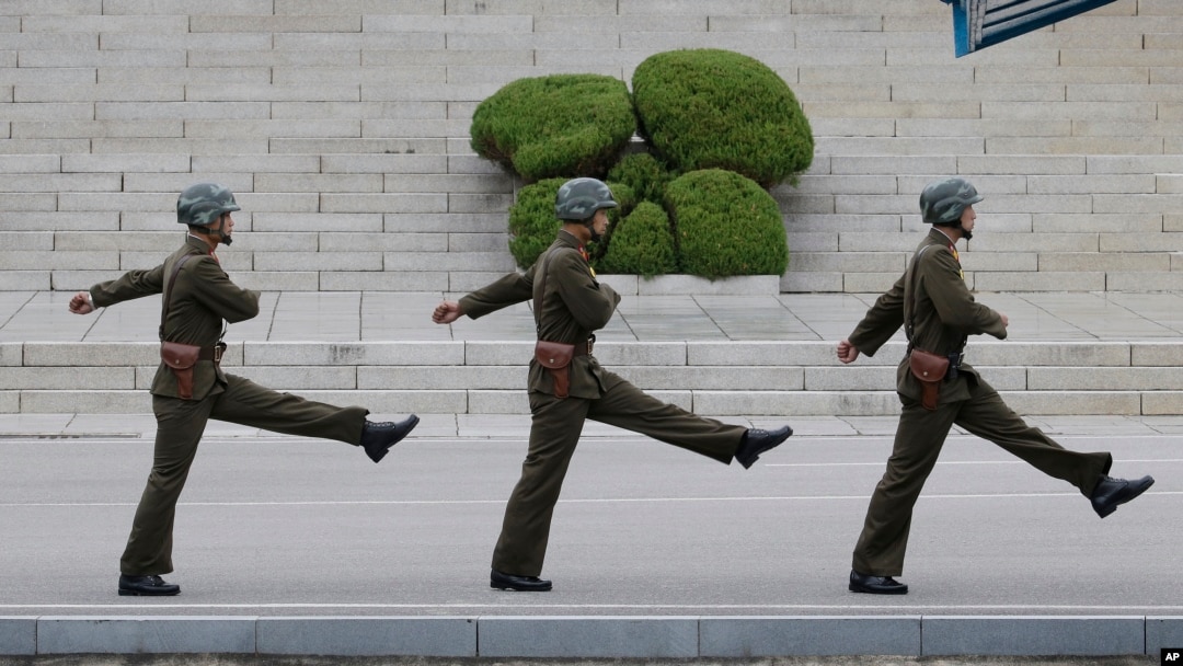 Tentara Korea Utara berbaris pada saat kunjungan Menteri Pertahanan Australia Marise Payne dan Menteri Luar Negeri Julie Bishop di desa perbatasan Panmunjom di Paju, Korea Selatan, 12 Oktober 2017.