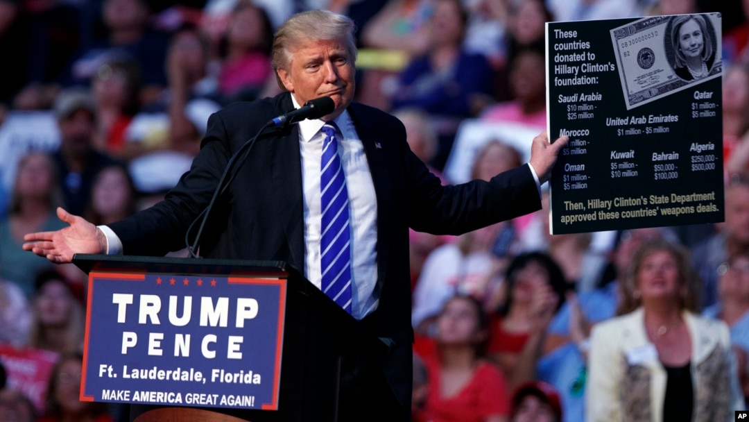 Donald Trump berpidato di depan massa pendukungnya dalam kampanye di Sunrise, Florida Rabu (10/8) malam.