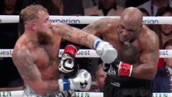 Jake Paul, kiri, melawan Mike Tyson dalam pertandingan tinju kelas berat, Jumat, 15 November 2024, di Arlington, Texas. (Foto: AP)