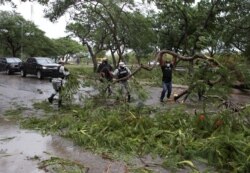 Anggota Garda Nasional menyingkirkan dahan pohon dari jalan setelah Badai Grace mendarat di Semenanjung Yucatan, di Merida, Meksiko, 19 Agustus 2021. (Foto: Reuters)