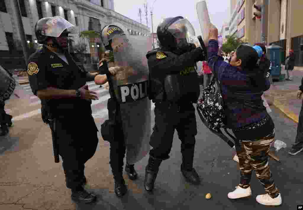 Un partidario del derrocado presidente Pedro Castillo se enfrenta a la policía durante una protesta en Lima, Perú, el jueves 8 de diciembre de 2022.&nbsp; (Foto AP/Fernando Vergara)