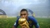 L'attaquant des Bleus Kylian Mbappé embrasse la Coupe du Monde, le 15 juillet 2018 à Moscou