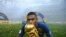 L'attaquant des Bleus Kylian Mbappé embrasse la Coupe du Monde, le 15 juillet 2018 à Moscou