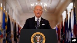 Presiden Joe Biden berbicara tentang pandemi COVID-19 di Ruang Timur Gedung Putih, Kamis, 11 Maret 2021, di Washington. (Foto: AP/Andrew Harnik)