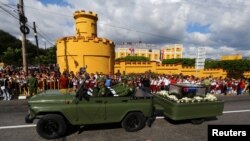 Tro cốt của ông Fidel đã đến Santiago de Cuba vào chiều thứ Bảy. Đó là thành phố nơi ông đã bắt đầu cuộc cách mạng Cuba năm 1953.