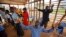 Wani mai wa'azi ya durkusa yana addu'a tare da yin kuka a mujami'ar Pentecostal dake sansanin 'yan gudun Bidi Bidi na arewacin Uganda<br />
<br />
&nbsp;