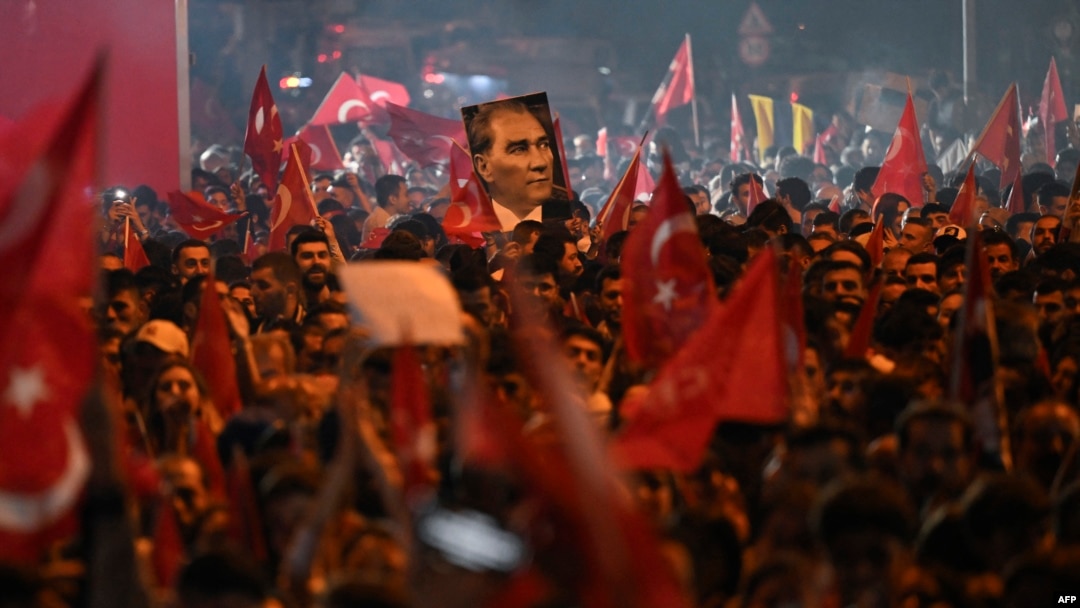 VOA Türkçe’nin konuştuğu Avrupalı uzmanlar, seçimlerin sürpriz sonuçlarının tüm Avrupa’ya Türk demokrasisinin dinamizmini kanıtladığına dikkat çekiyor ve bunun “Türk siyasi tarihinde bir dönüm noktası olma kapasitesine” vurgu yapıyor