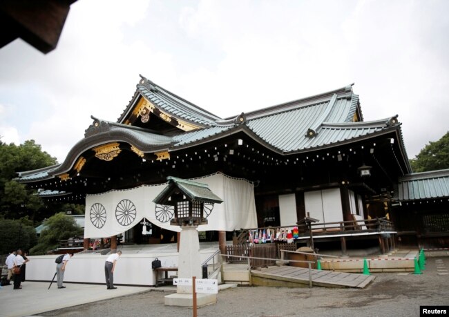 Pengunjung berdoa di Kuil Yasukuni menjelang peringatan penyerahan Jepang dalam Perang Dunia Kedua di Tokyo, Jepang, 14 Agustus 2019. (REUTERS/Kim Kyung-Hoon)