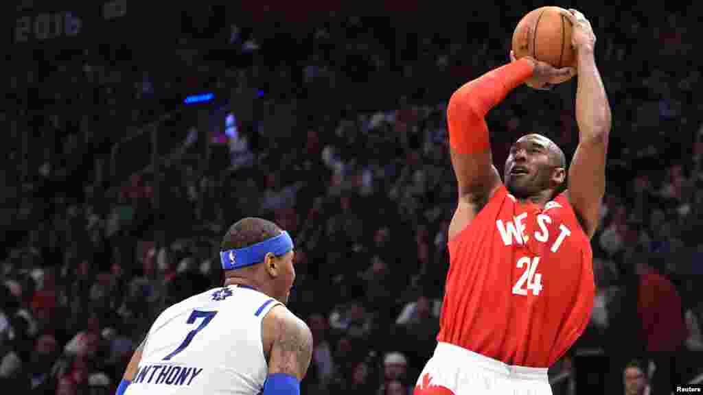 Kobe lance le ballon devant Carmelo Anthony de l’équipe de la conférence Est, Toronto, 14 février 2016.