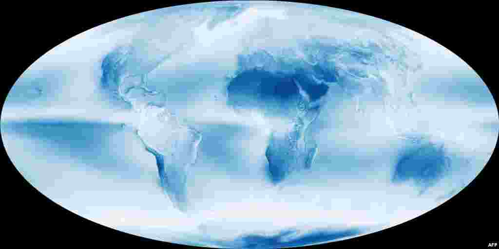 미 항공우주국 NASA의 아쿠아 위성에서 촬영한 지구의 구름 사진을 합쳐서 만든 세계 지도.