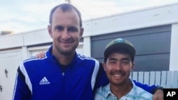 ARSIP - Petualang Amerika, John Allen Chau (kanan), tampak dalam foto yang diambil bulan Oktober 2018 berpose di samping pendiri Ubuntu Football Academy, Casey Prince, 39 tahun, di Cape Town, Afrika Selatan, (foto: AP Photo/Sarah Prince)