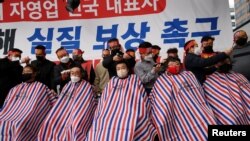 Aksi pangkas rambut hingga nyaris gundul para pemilik UKM di Seoul, Korea Selatan, memprotes perpanjangan jam malam dan pembatasan di tengah merebaknya varian omicron, 25 Januari 2022. (REUTERS/Kim Hong-Ji)