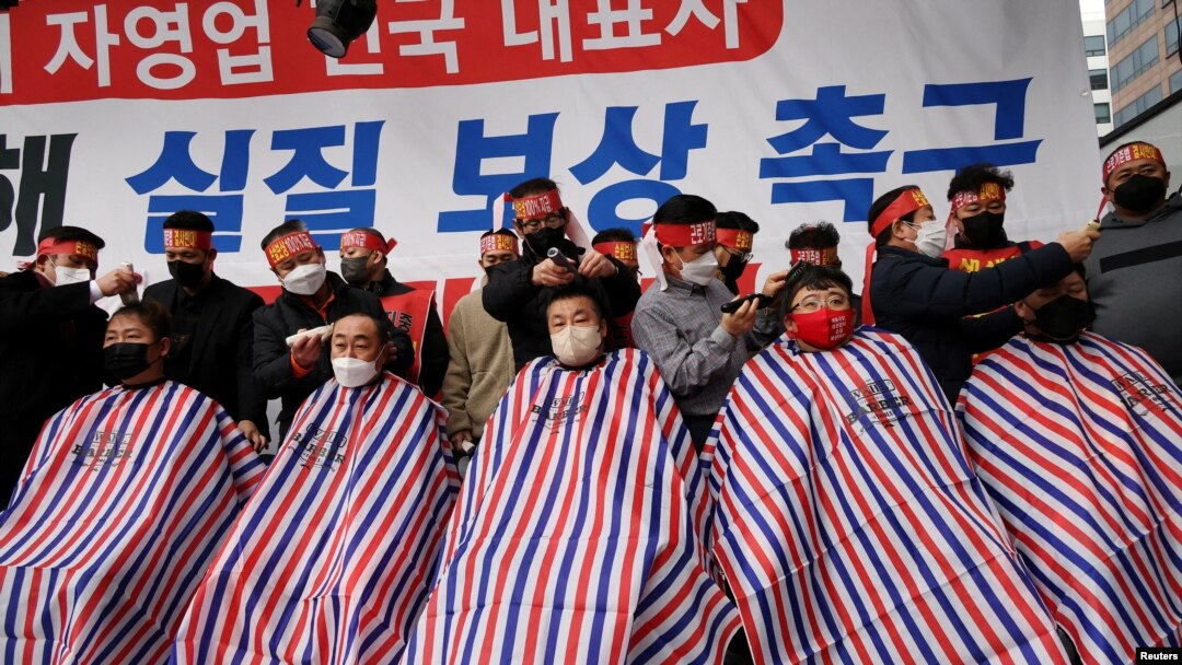 Aksi pangkas rambut hingga nyaris gundul para pemilik UKM di Seoul, Korea Selatan, memprotes perpanjangan jam malam dan pembatasan di tengah merebaknya varian omicron, 25 Januari 2022. (REUTERS/Kim Hong-Ji)