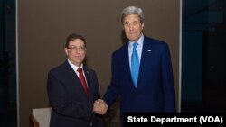 Le secrétaire d'Etat américain John Kerry et son homologue cubain Bruno Rodriguez, Panama, 10 avril 2015