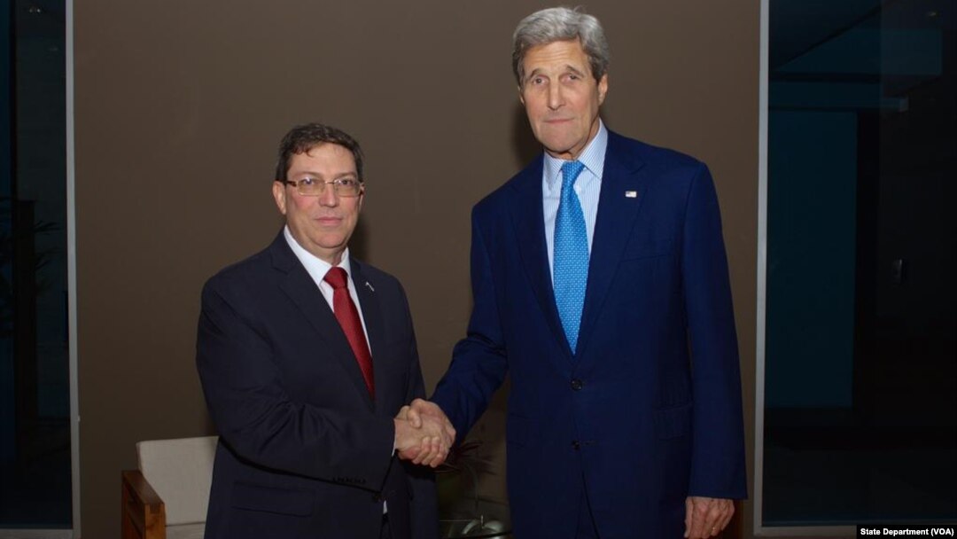 Menteri Luar Negeri AS John Kerry dan Menteri Luar Negeri Kuba, Bruno Rodriguez, di Panama.