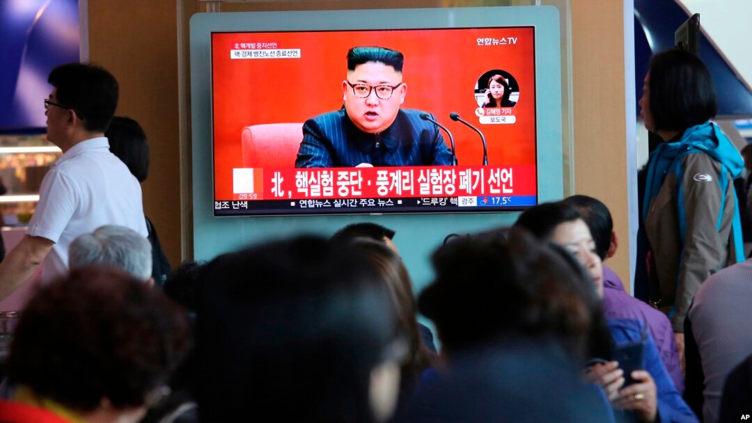 Người dân Hàn quốc xem truyền hình tại nhà ga Seoul, với hình ảnh ông Kim Jong Un và dòng chữ "Triều Tiên nói đã ngưng thử hạt nhân" (ảnh chụp ngày 21/4/2018)