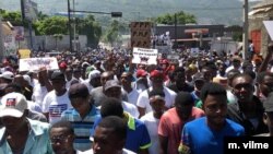 Caption Thousands participate in Haiti artists march asking President Jovenel Moïse ti resign, Oct 13, 2019. (Photo: M. Vilme/VOA Creole)