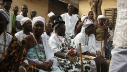 Les femmes animistes lors d'une cérémonie de prières, le 2 janvier 2020. ( VOA/Ginette Fleure Adande)