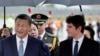 El presidente chino, Xi Jinping, es recibido en Francia por el primer ministro Gabriel Attal a su llegada al aeropuerto de Orly, en París, el 5 de mayo de 2024.