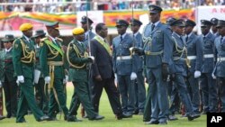 Zimbabwe's President Emmerson Mnangagwa, center, inspects the guard of honour during the celebrations for the country's 38th anniversary of Independence at the National Sports Stadium in Harare, Apr. 18, 2018. 