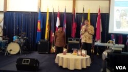 Mantan presiden B.J. Habibie dalam dialog bersama warga Indonesia di Wisma Tilden, Washington, DC, Minggu (1/6). (VOA/Eva Mazrieva)