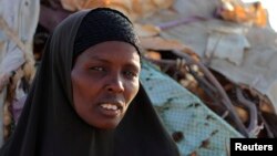 Une déplacée dans l'attente d'une aide alimentaire près de Wajir au Kenya, le 13 juillet 2011.