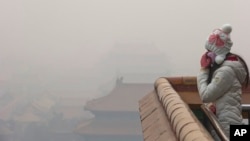 지난 22일 중국 베이징 도심이 짙은 스모그에 덮여있다.