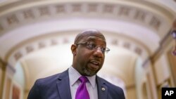 UMnu Raphael Warnock nguye ozancintisa emele ibandla lamaDemocrats kukhetho lokudinga umeli weGeorgia edale leSenate. Okwamanje nguye ophethe lesisikhundla. (AP Photo/J. Scott Applewhite)