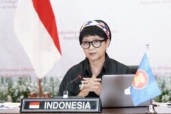 Menteri Luar Negeri Retno Marsudi dalam jumpa pers seusai Pertemuan Informal Menteri Luar Negeri ASEAN yang dilangsungkan secara virtual hari Selasa (2/3). (Foto: Kemlu RI)