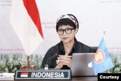 Menteri Luar Negeri Retno Marsudi dalam jumpa pers seusai Pertemuan Informal Menteri Luar Negeri ASEAN yang dilangsungkan secara virtual hari Selasa (2/3). (Foto: Kemlu RI)