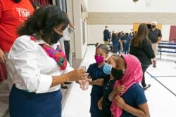 Seorang pendidik berbicara kepada anak-anak saat pembukaan kembali sekolah di SD kota Phoenix, Arizona (foto: dok).