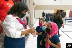 Seorang pendidik berbicara kepada anak-anak saat pembukaan kembali sekolah di SD kota Phoenix, Arizona (foto: dok).