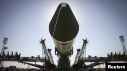 Pesawat Rusia siap diangkat pada tempat peluncuran di kosmodrom Baikonur, Kazakhstan (1/7). 