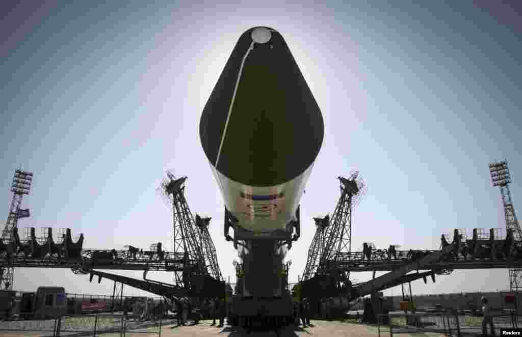 Pesawat antariksa Rusia Progress-M siap untuk diluncurkan di landasan peluncuran kosmodrom Baikonur, Kazakhstan. Roket tanpa awak SpaceX meledak sekitar dua menit setelah diluncurkan dari Florida hari Minggu (28/6), menghancurkan sebuah kapal kargo menuju stasiun antariksa internasional.