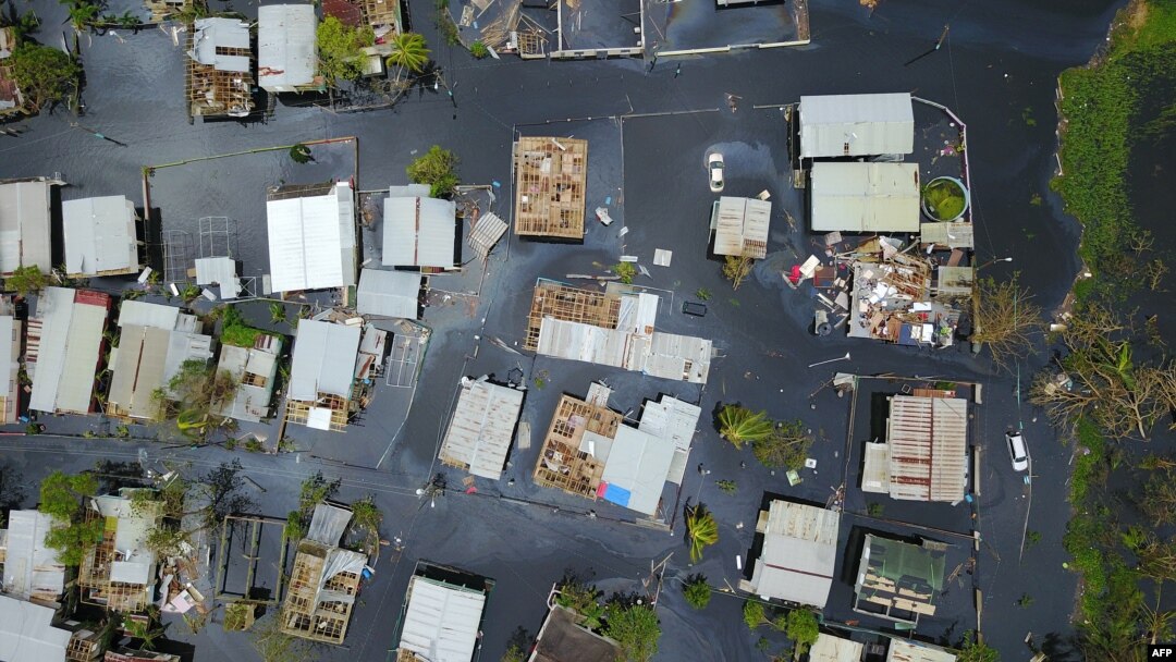 Foto udara menunjukkan permukiman warga terendam banjir setelah dilanda badai Maria di kota Catano, Puerto Rico (22/9). 