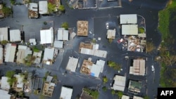 Foto udara menunjukkan permukiman warga terendam banjir setelah dilanda badai Maria di kota Catano, Puerto Rico (22/9). 