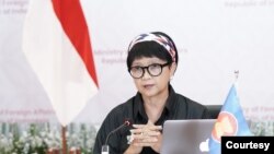 Menteri Luar Negeri Retno Marsudi dalam jumpa pers seusai Pertemuan Informal Menteri Luar Negeri ASEAN yang dilangsungkan secara virtual hari Selasa (2/3). (Foto: Kemlu RI)