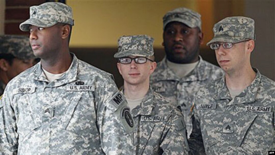Oddiy askar Bredli Menning (Bradley Manning) Merilend shtati Fort Mid harbiy bazasidagi sud idorasidan olib ketilmoqda, 21-dekabr 2011