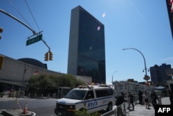 Mobil kepolisian New York (NYPD) tampak membantu pengamanan di luar gedung Markas Besar PBB di New York mejelang Sidang Umum PBB ke-79, 22 September 2024.