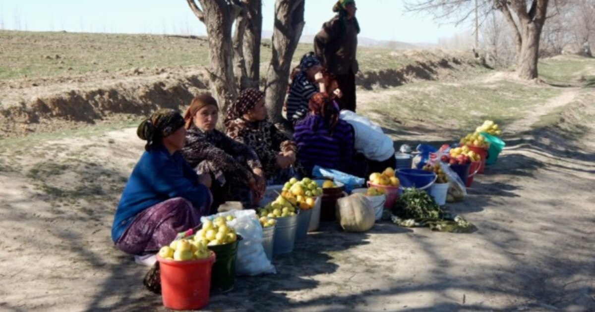 Uyda külot kiygan qiz Boglangan odamni qoli bilan silkitish