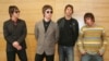 ARCHIVO - Los miembros de la banda de rock británica Oasis, el guitarrista rítmico Gem Archer, el guitarrista principal Noel Gallagher, el bajista Andy Bell y el vocalista principal Liam Gallagher posan durante una conferencia de prensa en Hong Kong el 25 de febrero de 2006.