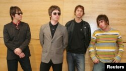 ARCHIVO - Los miembros de la banda de rock británica Oasis, el guitarrista rítmico Gem Archer, el guitarrista principal Noel Gallagher, el bajista Andy Bell y el vocalista principal Liam Gallagher posan durante una conferencia de prensa en Hong Kong el 25 de febrero de 2006.