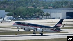 El avión que lleva al expresidente Donald Trump despega del Aeropuerto Internacional de Palm Beach en Florida, el 3 de abril de 2023.