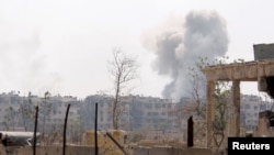 29일 시리아 다마스쿠스 외곽 팔레스타인 난민 캠프가 있는 야르무크에서 IS 부대를 겨냥한 정부군의 공습으로 연기 기둥이 솟아오르고 있다. (자료사진)